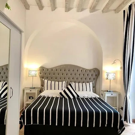 Santa Croce Garden Apartment *